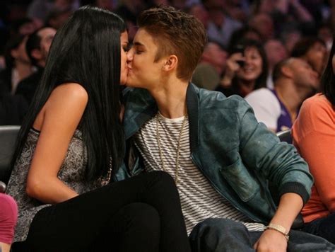 justin bieber and his girl friend online news icon