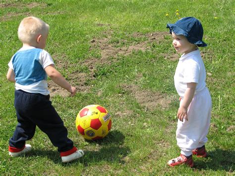 gratis kind voetbal  stock foto freeimages