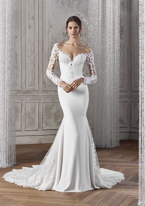 China Long Sleeves Bridal Gowns Lace V Neck Simple Wedding Dresses H134