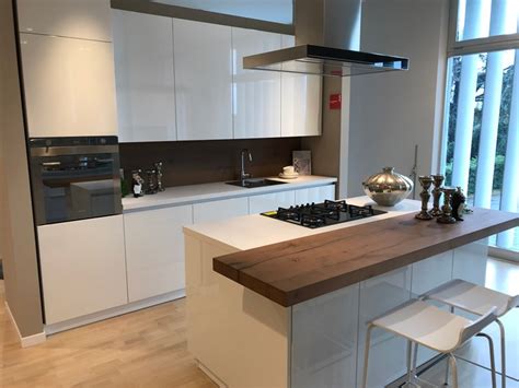 Questa cucina legno massello moderna è giocata sul tema dei mobili bianchi, solcati solo dalle dogature verticali delle ante, la finitura scelta . Cucina in laccato lucido Scavolini a PREZZI OUTLET