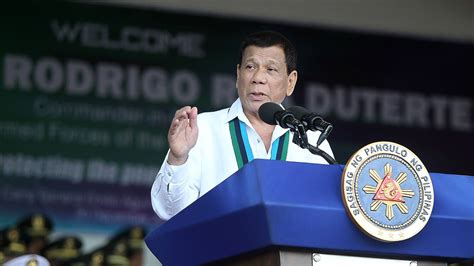 Der Philippinische Präsident Befiehlt Soldaten Frauen In Die Vagina Zu