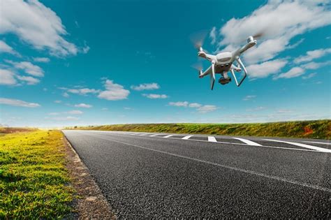 drone  transporte drone  camara controla las condiciones de la carretera foto premium