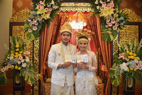 Traditional Palembang Wedding With Beautiful Ornate Details