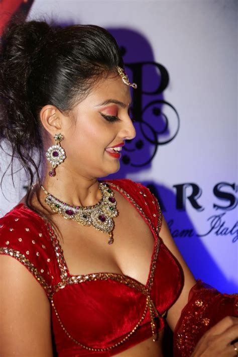 dressing below navel saree nikitha narayan hot cleavage and navel show photos in red dress
