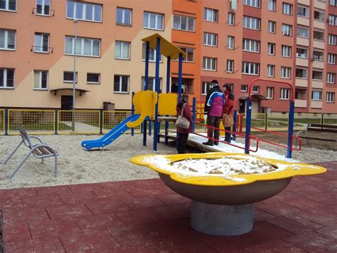 Hřiště S Prvky Pro Handicapované Děti — Čeština