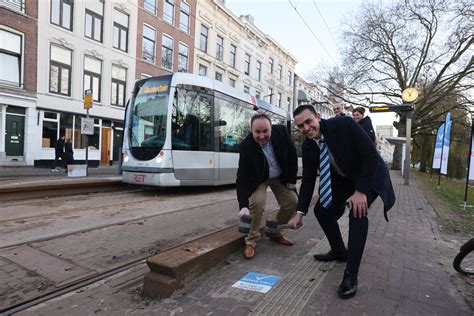 wethouder opent eerste rookvrije tramhalte  centrum van rotterdam