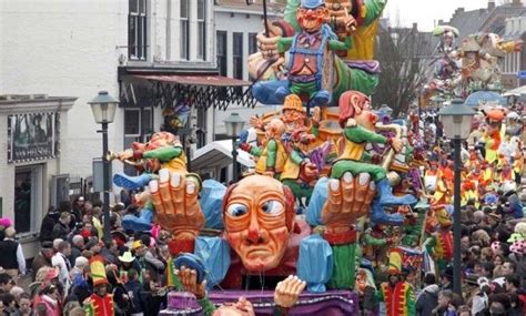 carnaval  carnaval starts   mayor symbolically hands   key   city