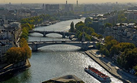 parisians  swimming   river seine  lodgis blog