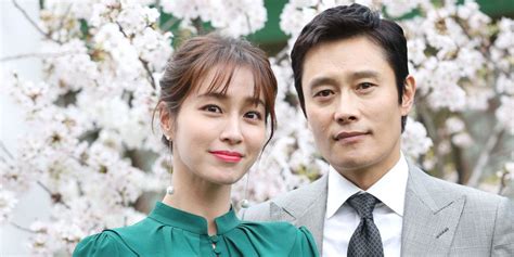 Lee Byung Hun Visits Wife Lee Min Jung S Drama Filming Set