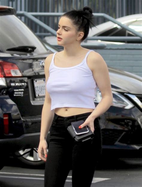 ariel winter braless pokies in white top taxi driver movie