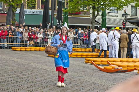 meisje die de traditionele kleding van nederland dragen redactionele afbeelding image  toon