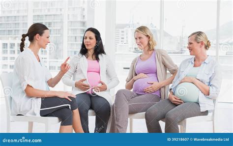 zwangere vrouwen die samen bij prenatale klasse spreken stock afbeelding image  zwanger