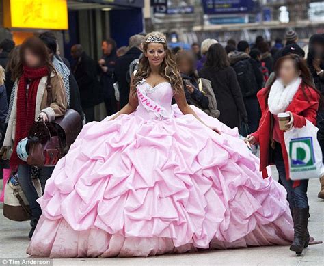 big fat gypsy weddings bride takes to the streets in 12 stone dress to