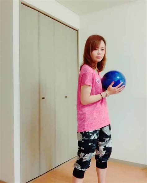安藤瞳さんのインスタグラム写真 安藤瞳instagram 「ボールを使った家でやるトレーニング編 地味な動きなんだけど、頭を動かさない