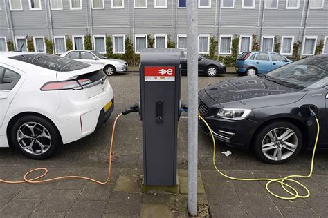 elektrische auto verzekeren niet altijd duurder  consumentenbond