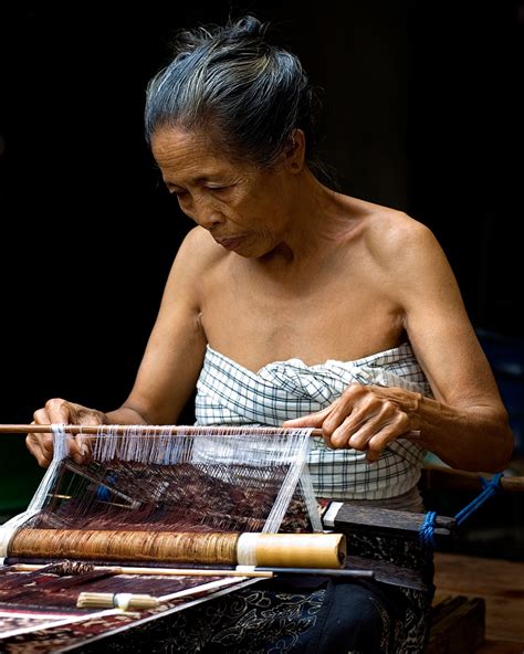tenun gringsing kain tradisional warisan masyarakat tenganan