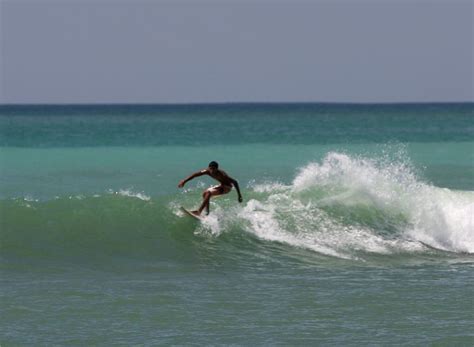 spots   surfing  ecuador