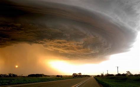foto foto badai tornado  menyeramkan