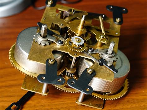 winding  mechanical clock    guide antique  vintage clocks