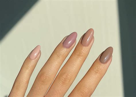 neutrale en minimalistische nagels zijn populair zo creeer je de nagels zelf