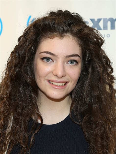 lorde s royals becomes first track from new zealand solo artist to top