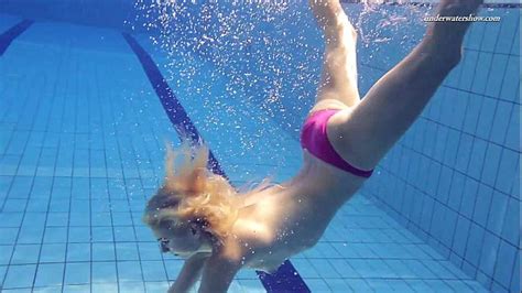 hot elena shows what she can do under water xnxx