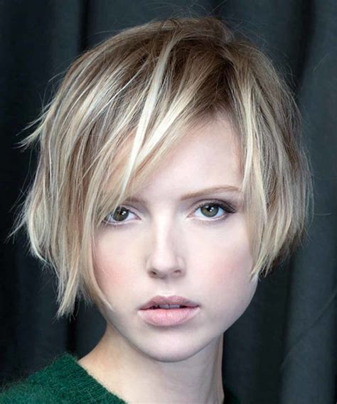Via libera pertanto a tagli quali l'intramontabile bob, lob capelli scalati e sfilati per un effetto naturale e avvolgente: Tagli capelli Corti inverno 2021: tendenze in 120 foto
