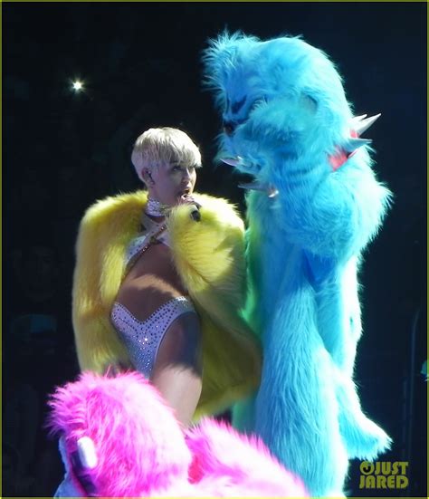 miley cyrus kisses katy perry at bangerz concert watch now photo 3059043 katy perry
