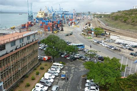 people left dead  accident  port  mombasa