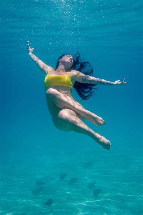 Woman Posing Underwater ‹ Byron Bay Photographer Anaïs Chaine