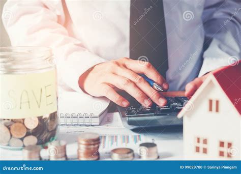 de mens die calculator gebruiken bespaart geld voor huiskosten stock foto image  zaken