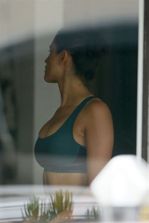 Eiza Gonzalez Does Yoga And Gets Really Hot The