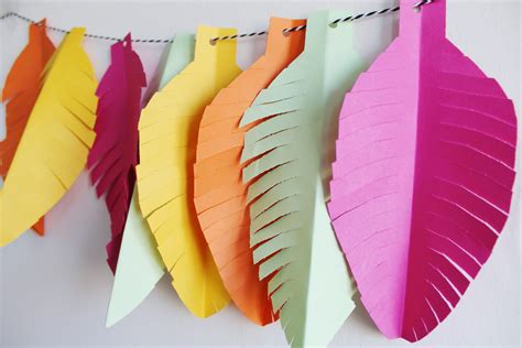 diy zo maak je makkelijk een kleurrijke slinger van papieren veren ideefabriek