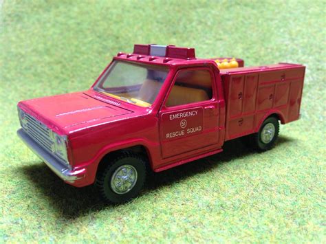 dinky toys emergency  rescue squad paramedic truck die cast metal scale model fire department