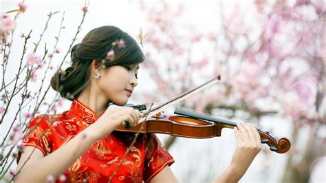 壁紙 赤いチャイナドレスの女の子のプレイバイオリン 2560x1600 hd