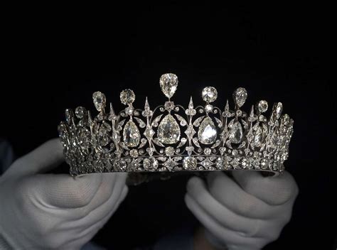 queen victorias emerald tiara   display peoplecom