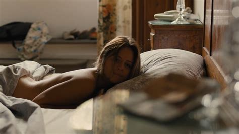 emily atack nue dans lost in florence