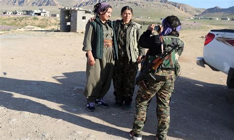 kurdish women wage war on daesh world dawn