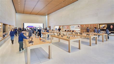 head  engineering  apple retail departing company   years tomac