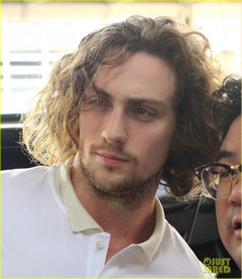 aaron taylor johnson airport with sam wylda and romy photo 2714894