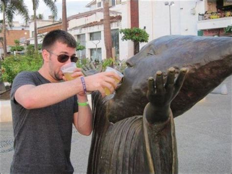People Having Fun With Statues 18 Pics
