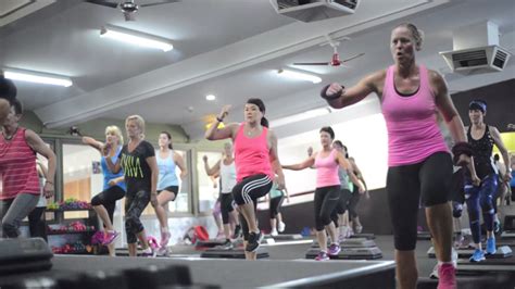 body step beginners class aerobic workout by les mills step aerobics can burn a lot of calories