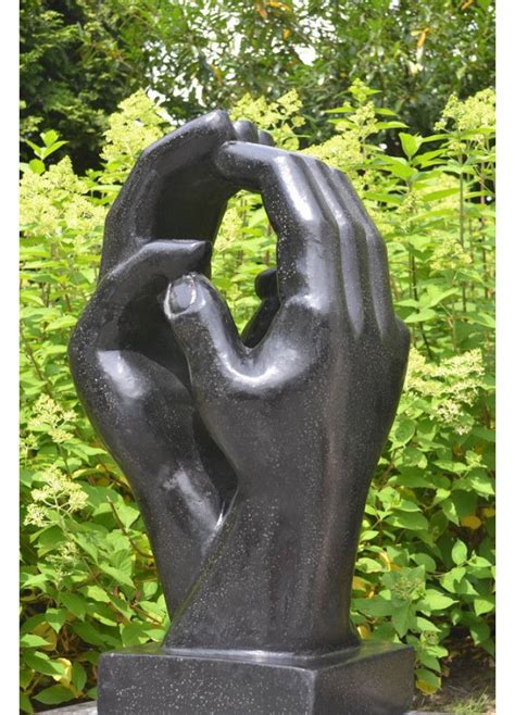 folded hands zwart beeld  cm tuinbeelden abstract stenen beeldhouwwerk