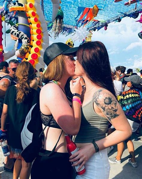 lesbian couple lesbian kiss cute lesbian tumblr lesbiancouple