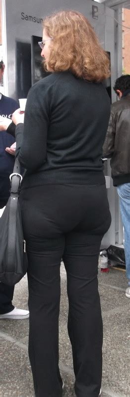 voyeuy candid vpl fat mature ass in tight pants