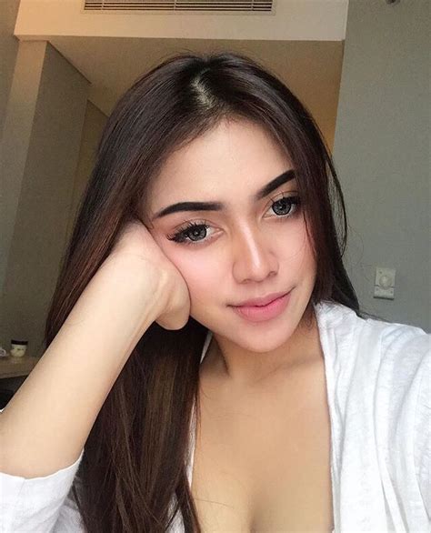 Foto Wanita Cantik Indonesia Seksi Selebgram Mutiara – Kerjo Bareng