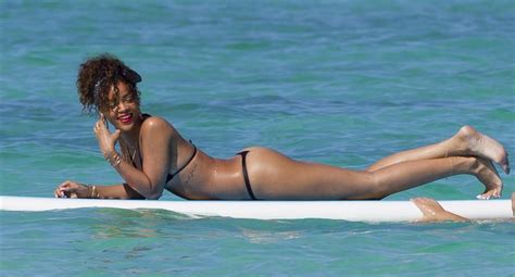 Ebone Rihanna Showing Her Huge Brunette Ass On The Beach