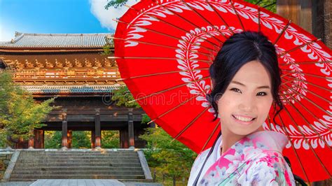 Jeune Femme Japonaise Au Temple De Daigoji à Kyoto Image Stock Image