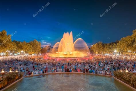 nacht uitzicht op magische fontein  barcelona stockfoto  boule