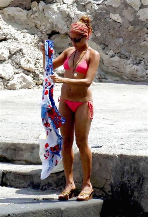 naked ebony celebrity naomi campbell posing in public pichunter